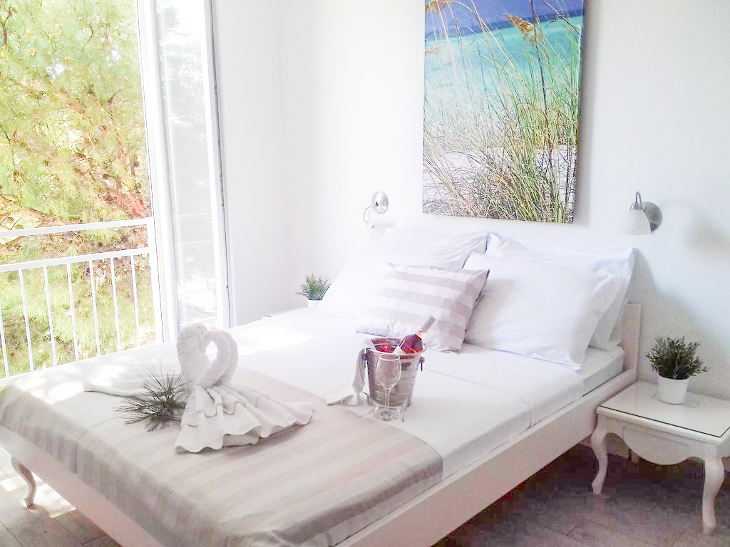 Dvoulůžkový pokoj s manželskou postelí a výhledem na moře